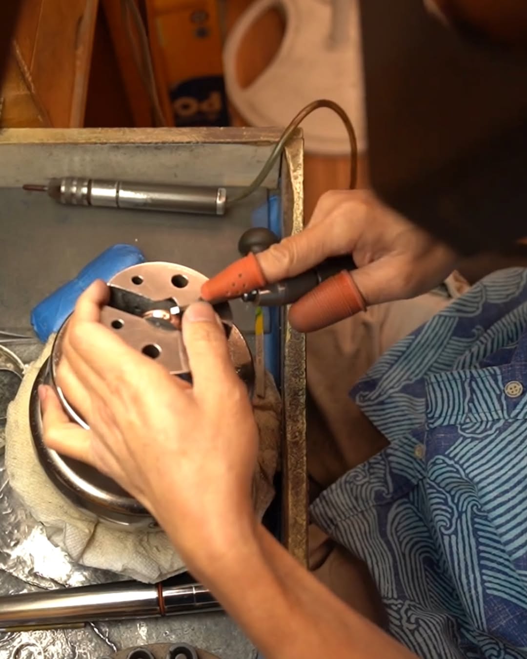 職人が手作業でジュエリーを制作している様子